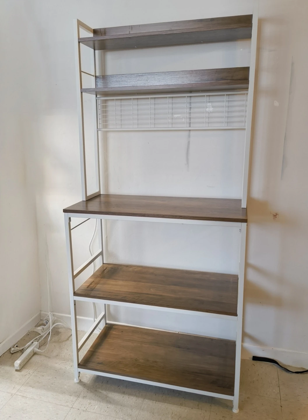 🌱 Baker's rack with power strip