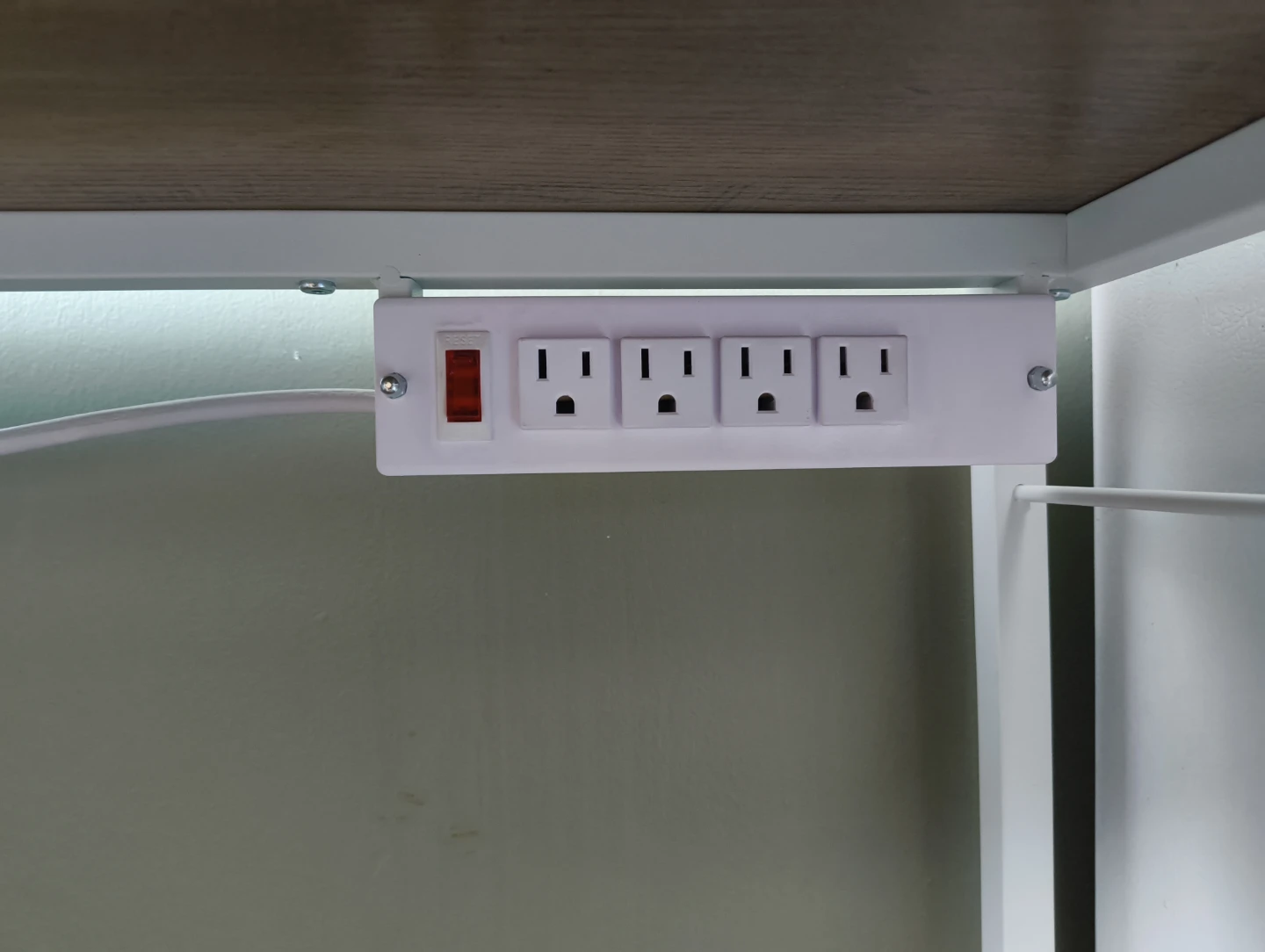 🌱 Baker's rack with power strip - photo 3