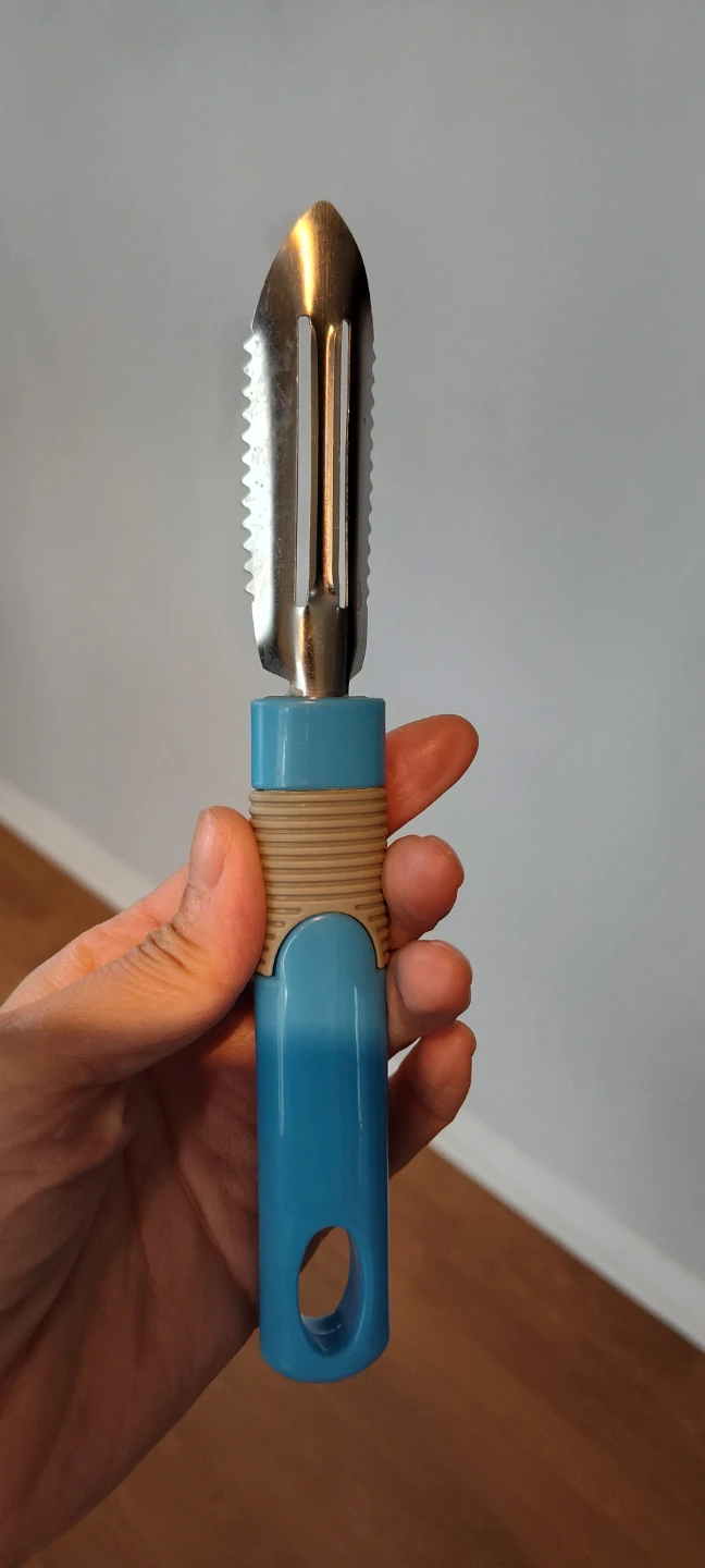 Swivel Vegetable Peeler with Serrated Edge