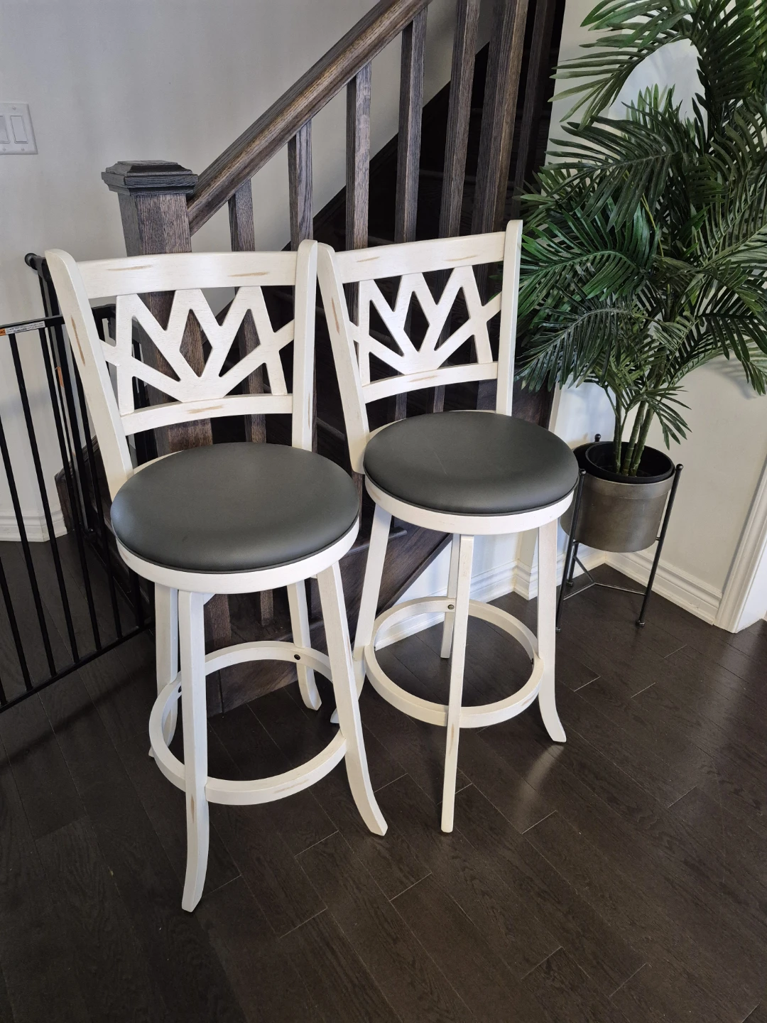 Set of 2 White Swivel Bar Stools - photo 2