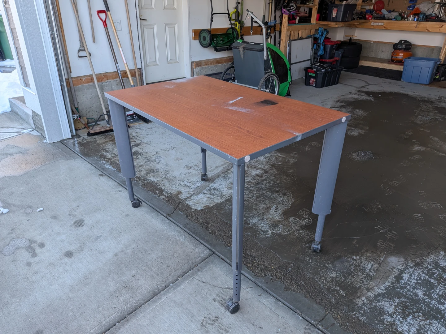 Adjustable height rolling table