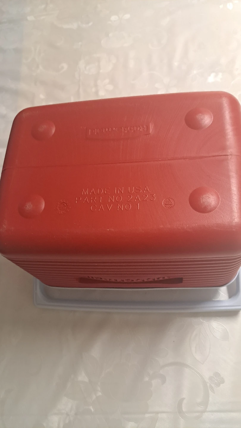 Small Rubbermaid Cooler - photo 5