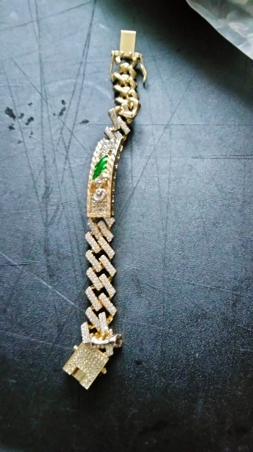 Se vende esclava para hombre con un dije de san Judas Tadeo