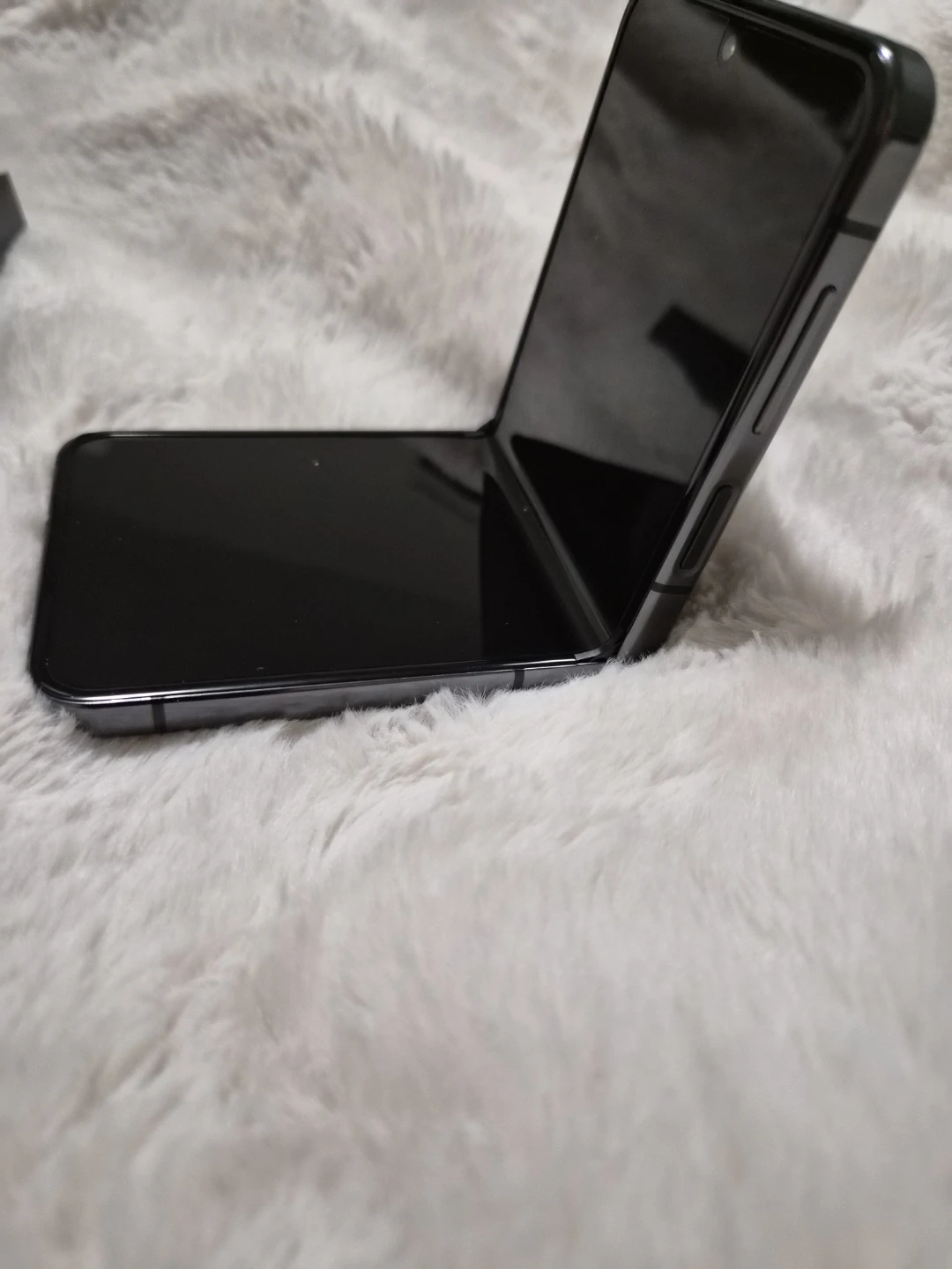 Samsung Galaxy Z Flip5 Foldable Phone - Graphite - photo 4