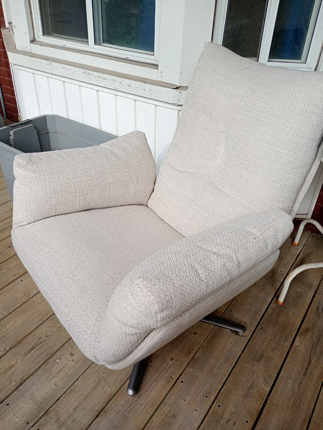 Cream Swivel ArmChair - Moving Sale - photo 4