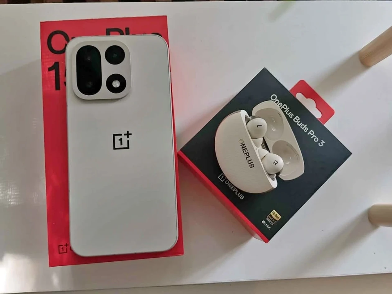 OnePlus 15 512GB Sand Storm + Buds Pro 3 Lunar Radiance + Acc