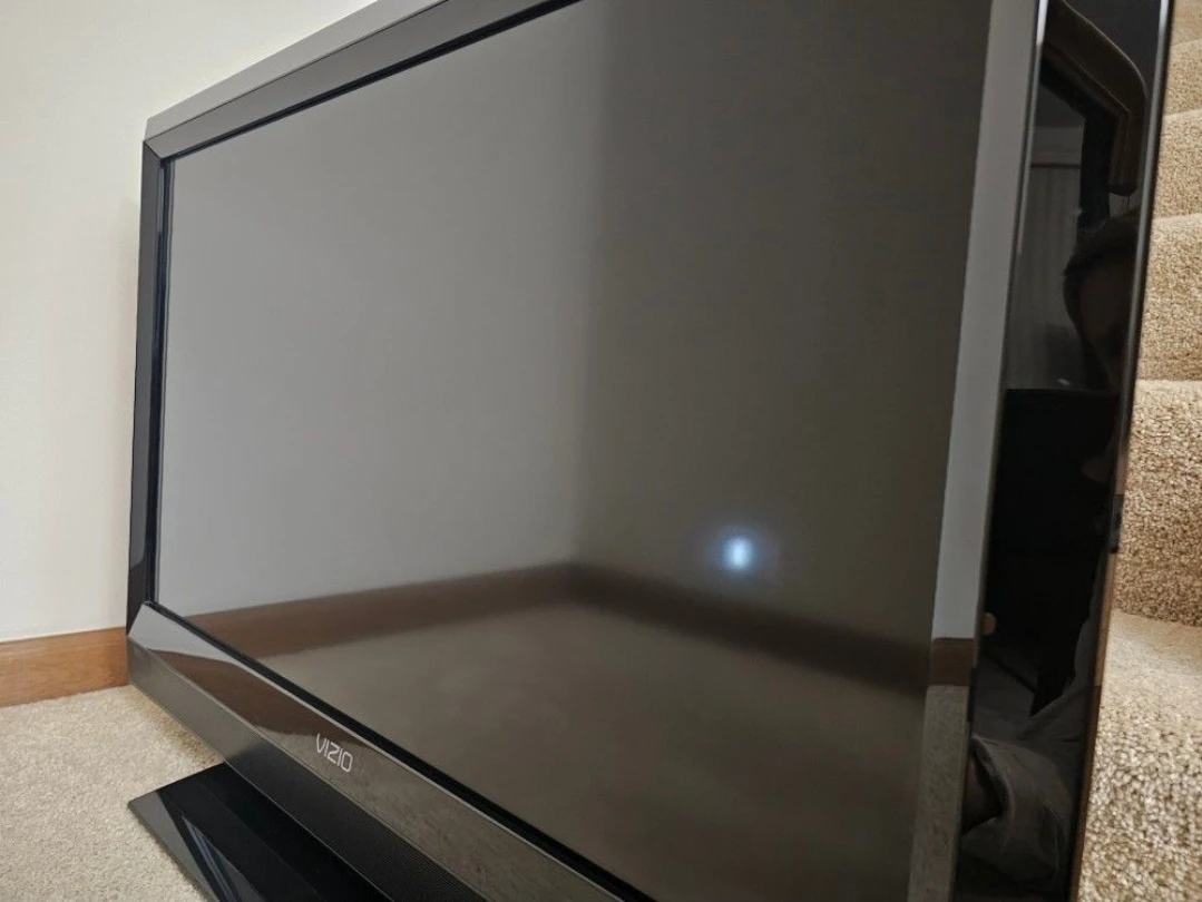 Vizio 32" LCD t.v. - photo 3