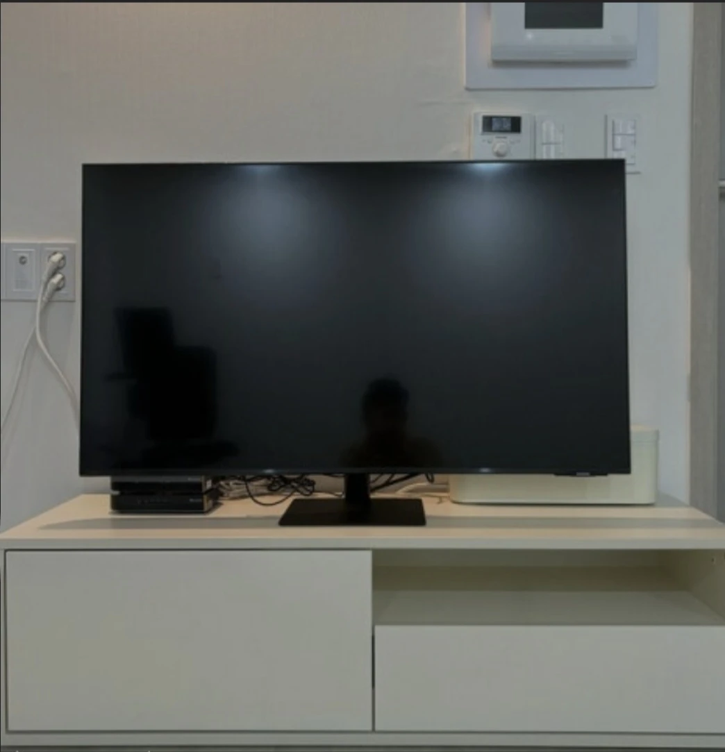 Hyundai Livart White and Wood TV Stand extendable - photo 3
