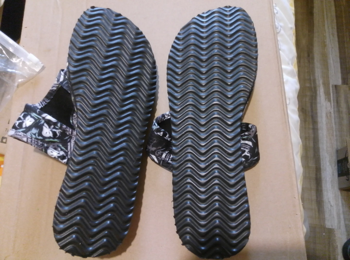 Skull Print Flip Flops - Size 9 - photo 2