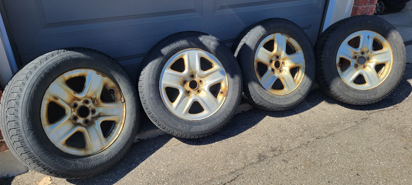 225 65 17 Michelin X-ice Latitude on rims