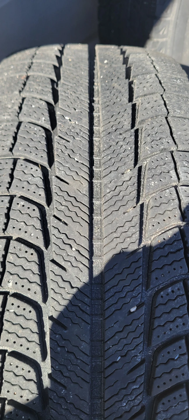 225 65 17 Michelin X-ice Latitude on rims - photo 2