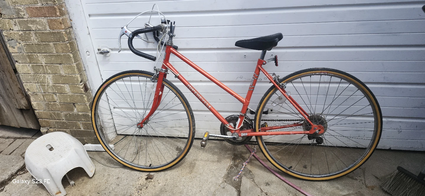Supercycle Red Road good bike 27" wheels.price no negotiable