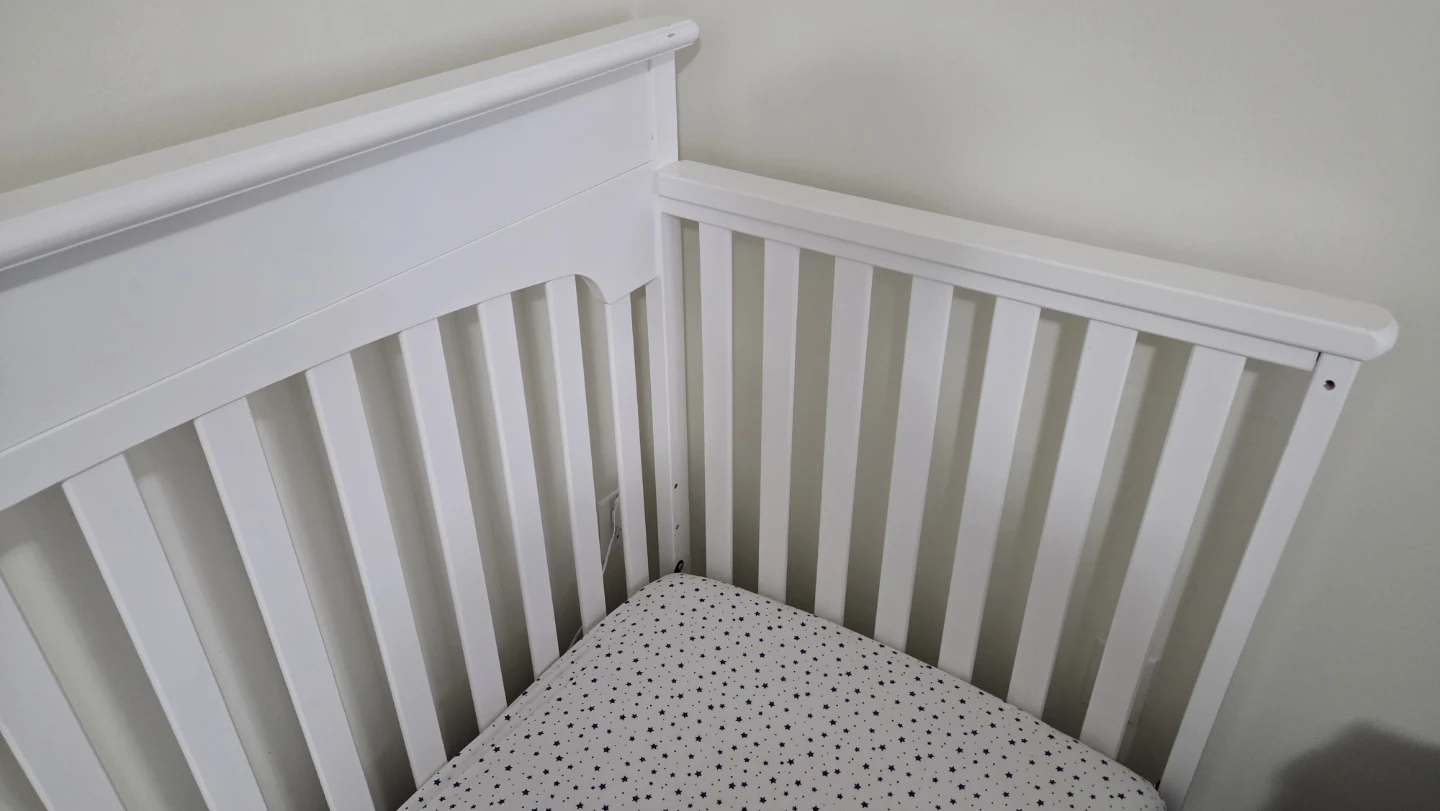 Graco White Convertible Crib with Safety 1st Double Mattress