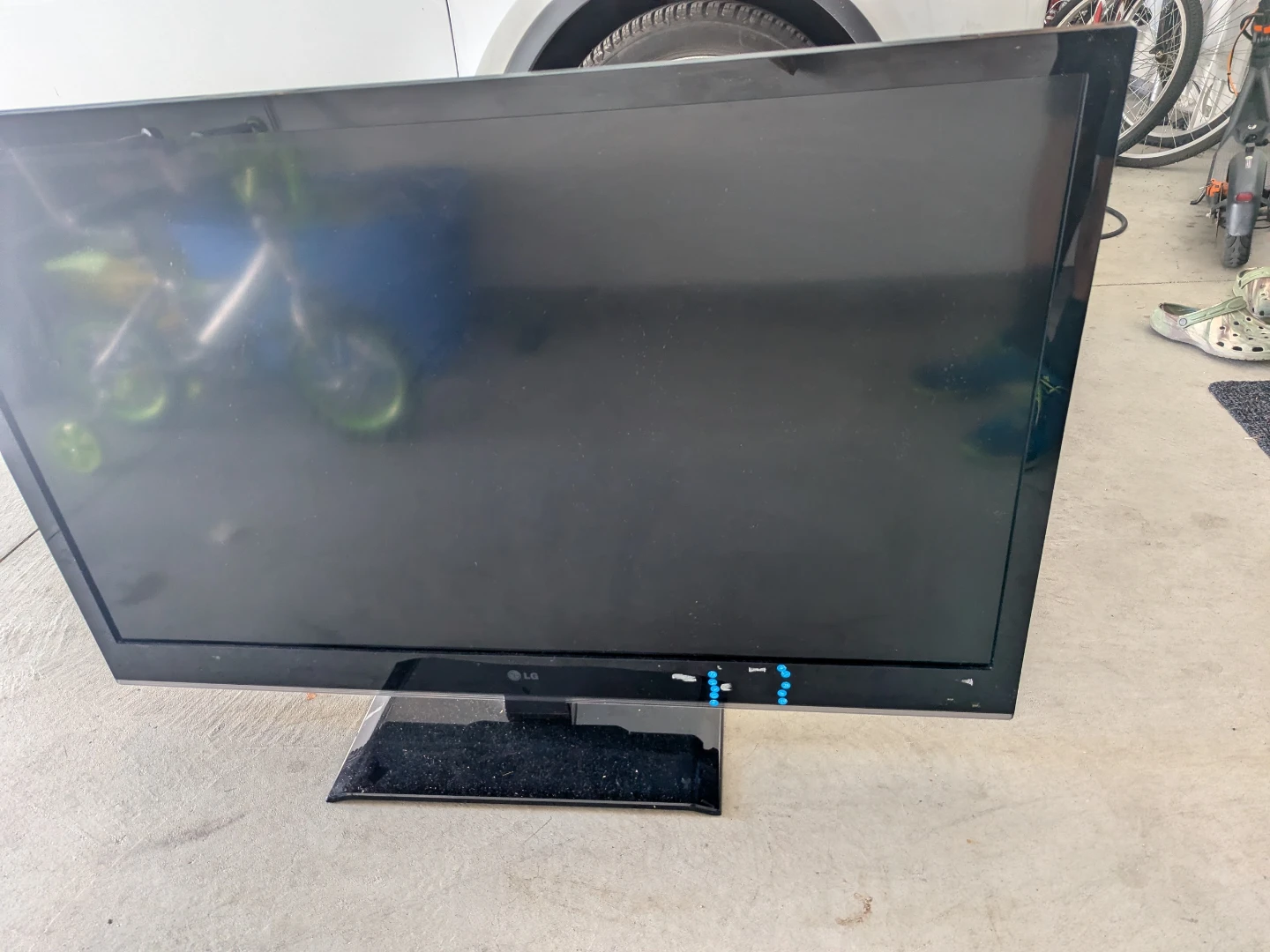 LG 47" 1080p LCD TV - photo 2