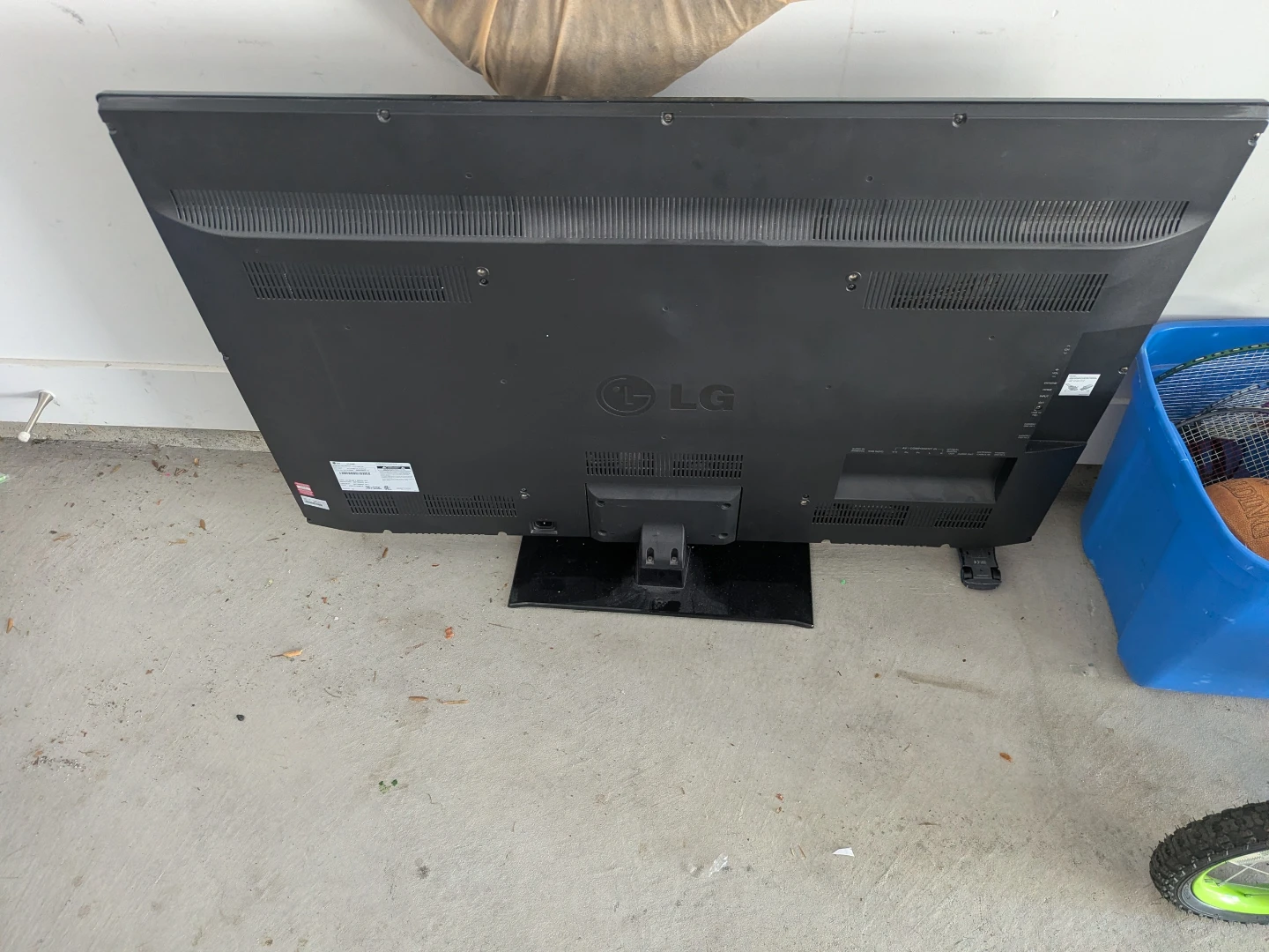 LG 47" 1080p LCD TV - photo 3