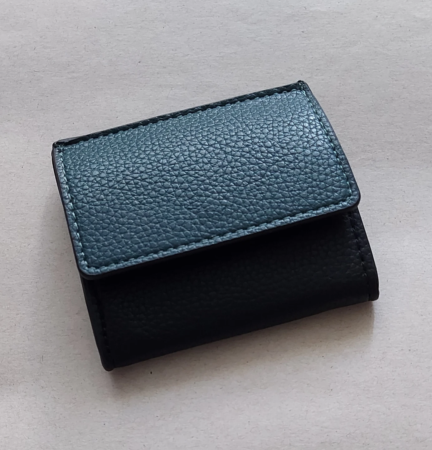 🆕 Love & Lore Black & Green Textured Leather Card Holder