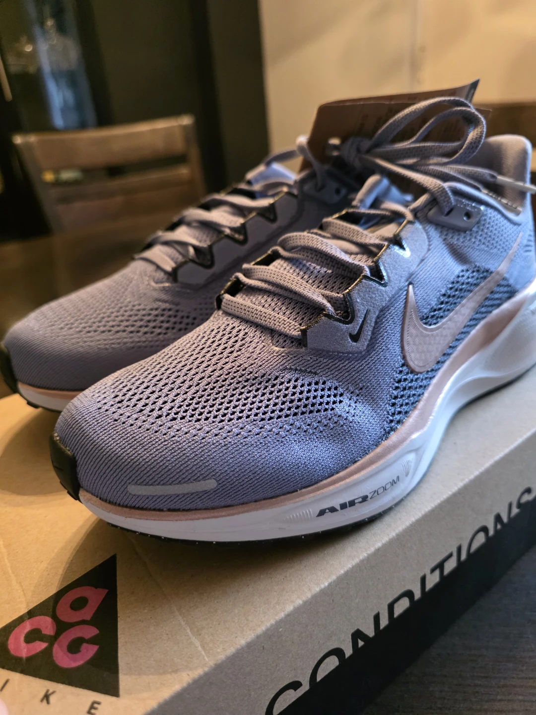 Womens New Nike Running Shoes 7.5 - photo 2