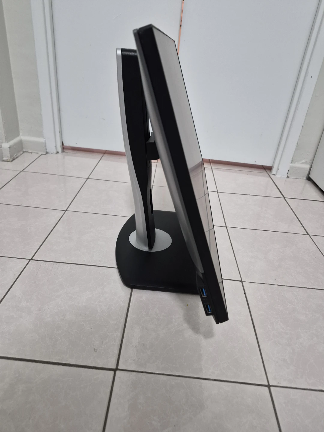 Dell Ultrasharp 24 inch Infinity Edge Monitor - photo 3