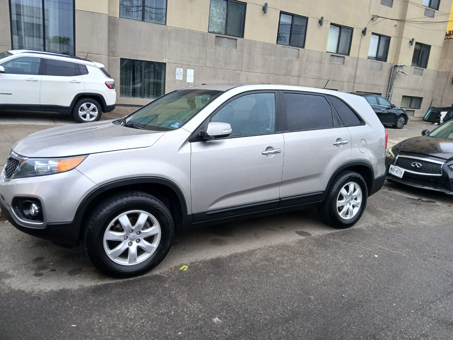 Kia Sorento Silver SUV - photo 2