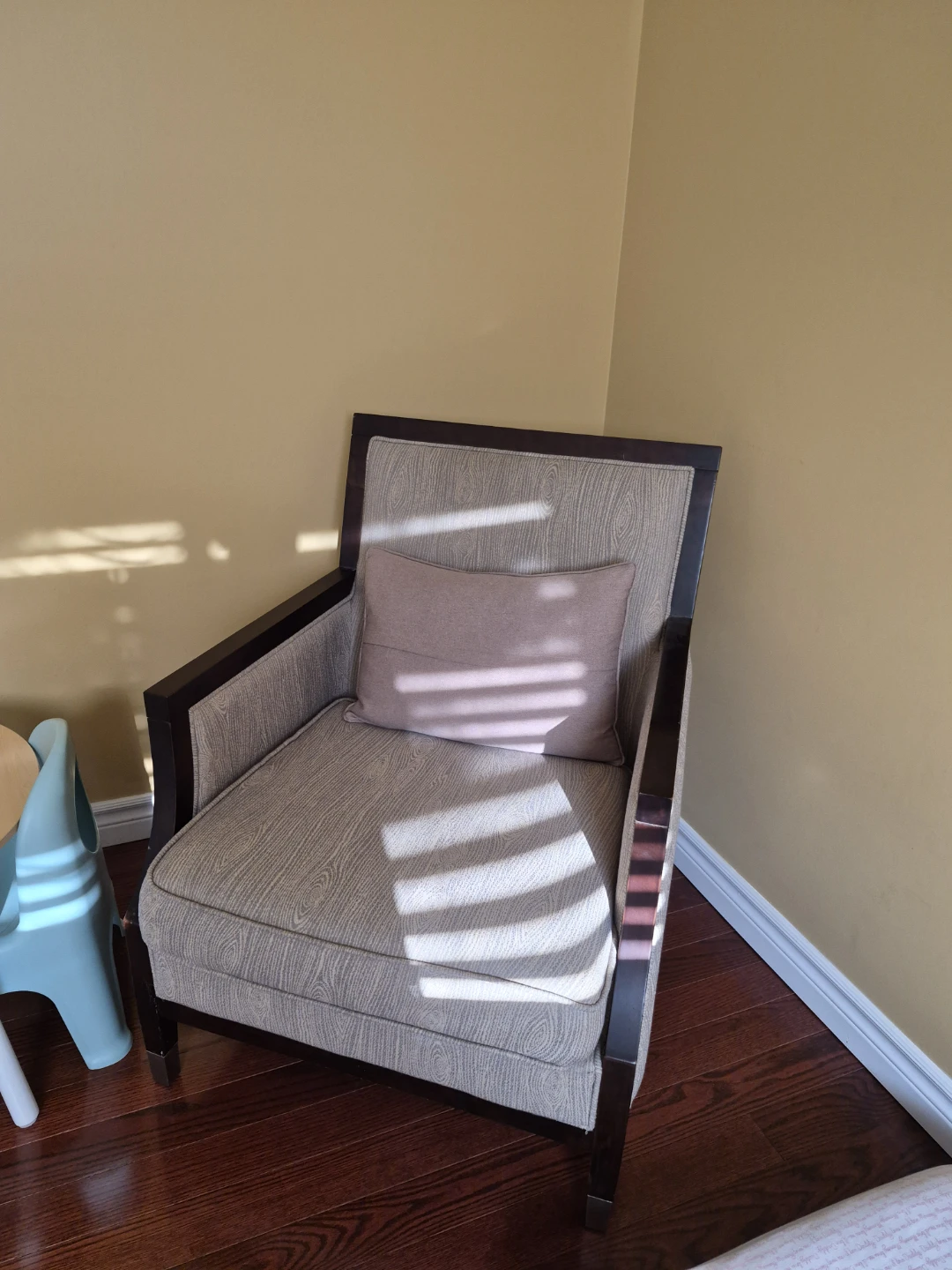 Armchair with accent pillow - photo 2