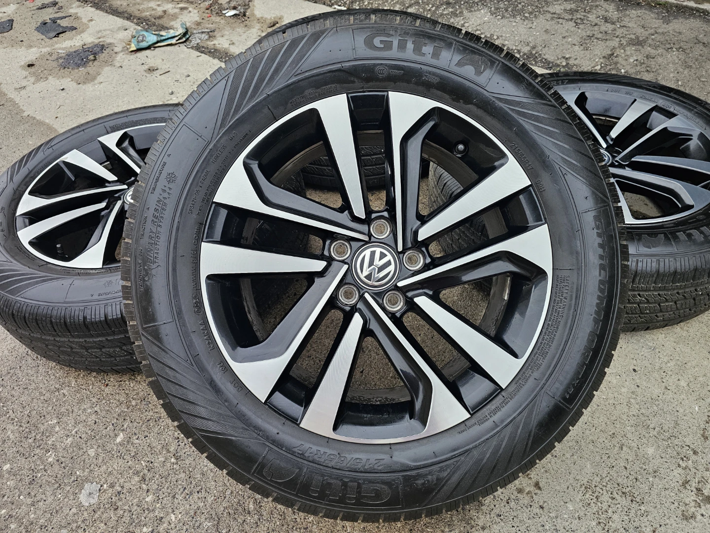 VOLKSWAGEN TIGUAN O.E.M RIMS AND ALL SEASON TIRES 215/65 R17