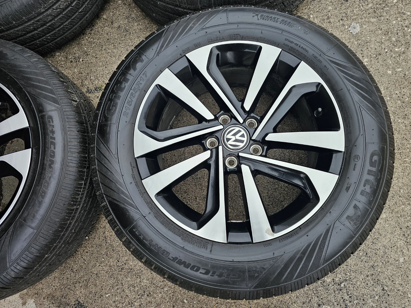 VOLKSWAGEN TIGUAN O.E.M RIMS AND ALL SEASON TIRES 215/65 R17 - photo 3