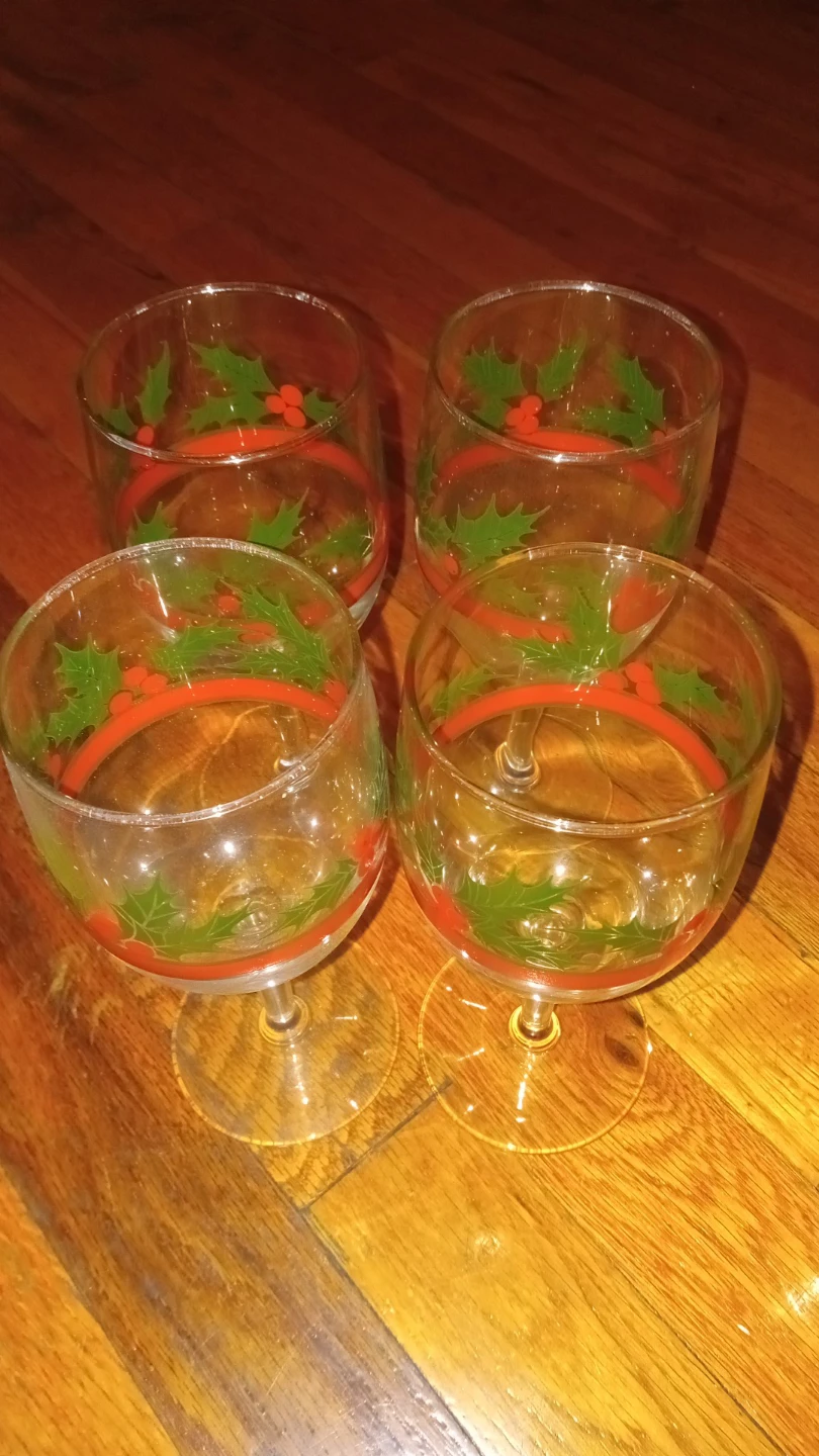 Set of 4 Christmas Holly Wine Glasses