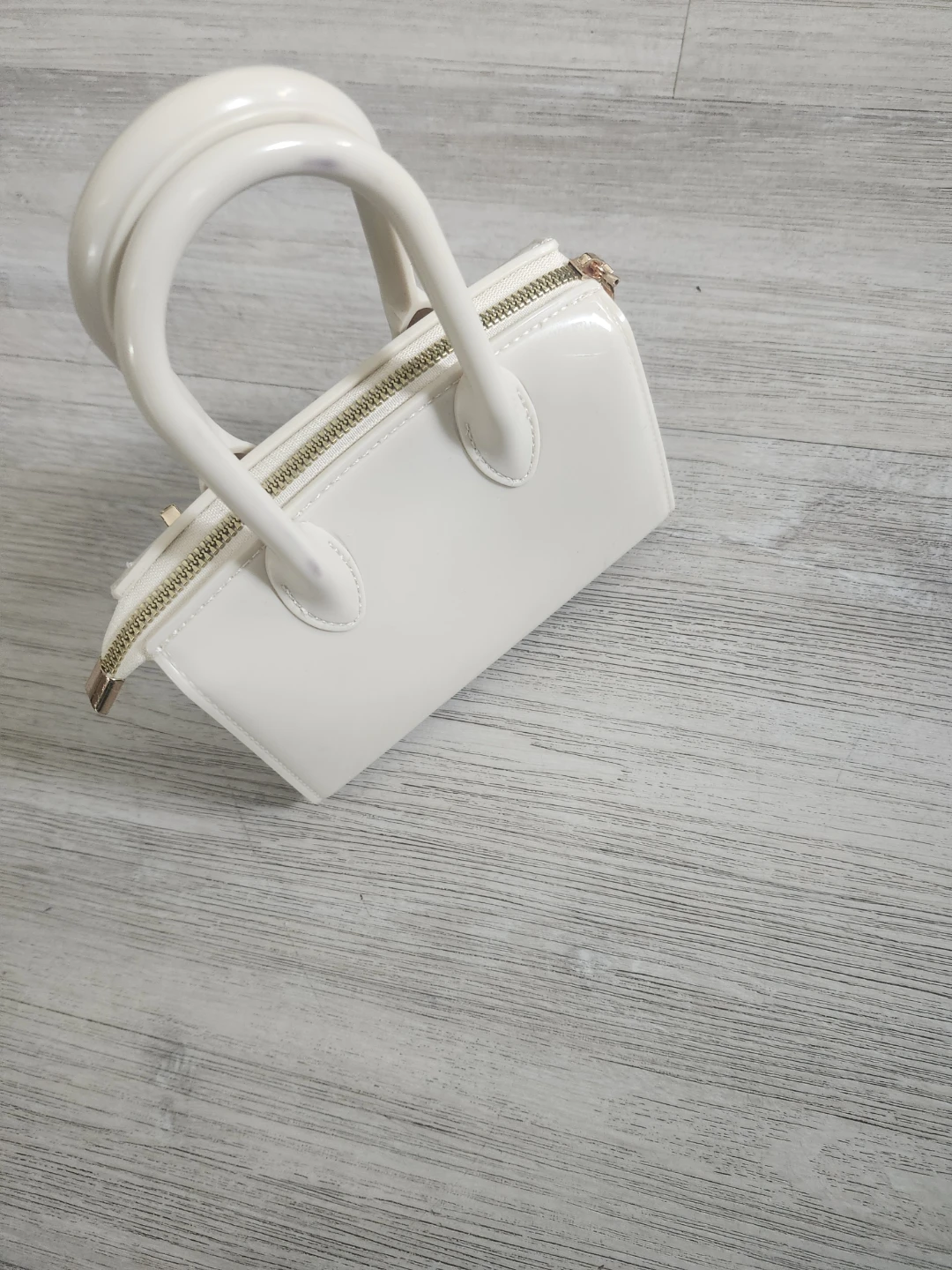 White mini handbag with heart lock