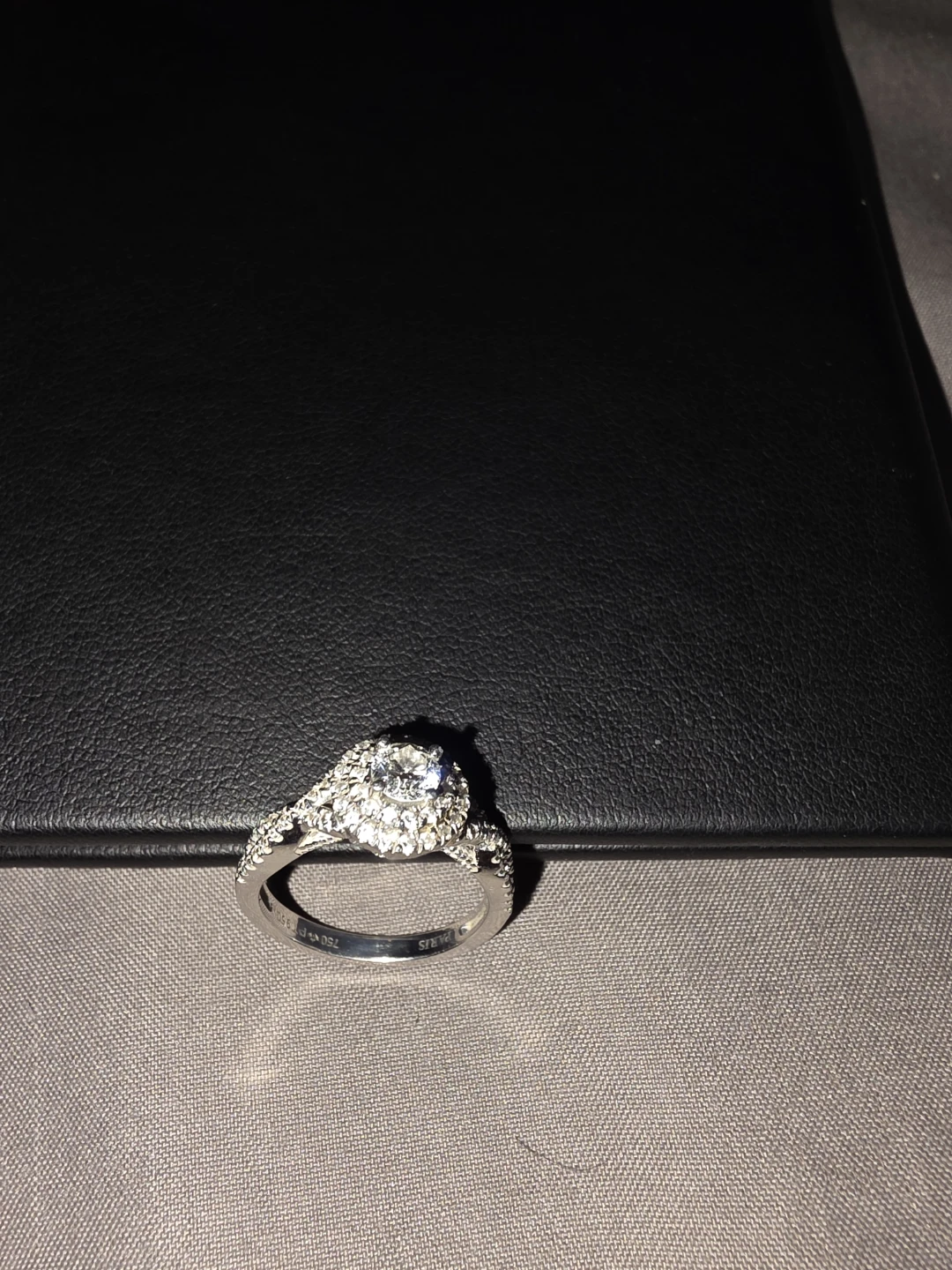 Stunning Canadian Diamond Engagement Ring – Certified - photo 2