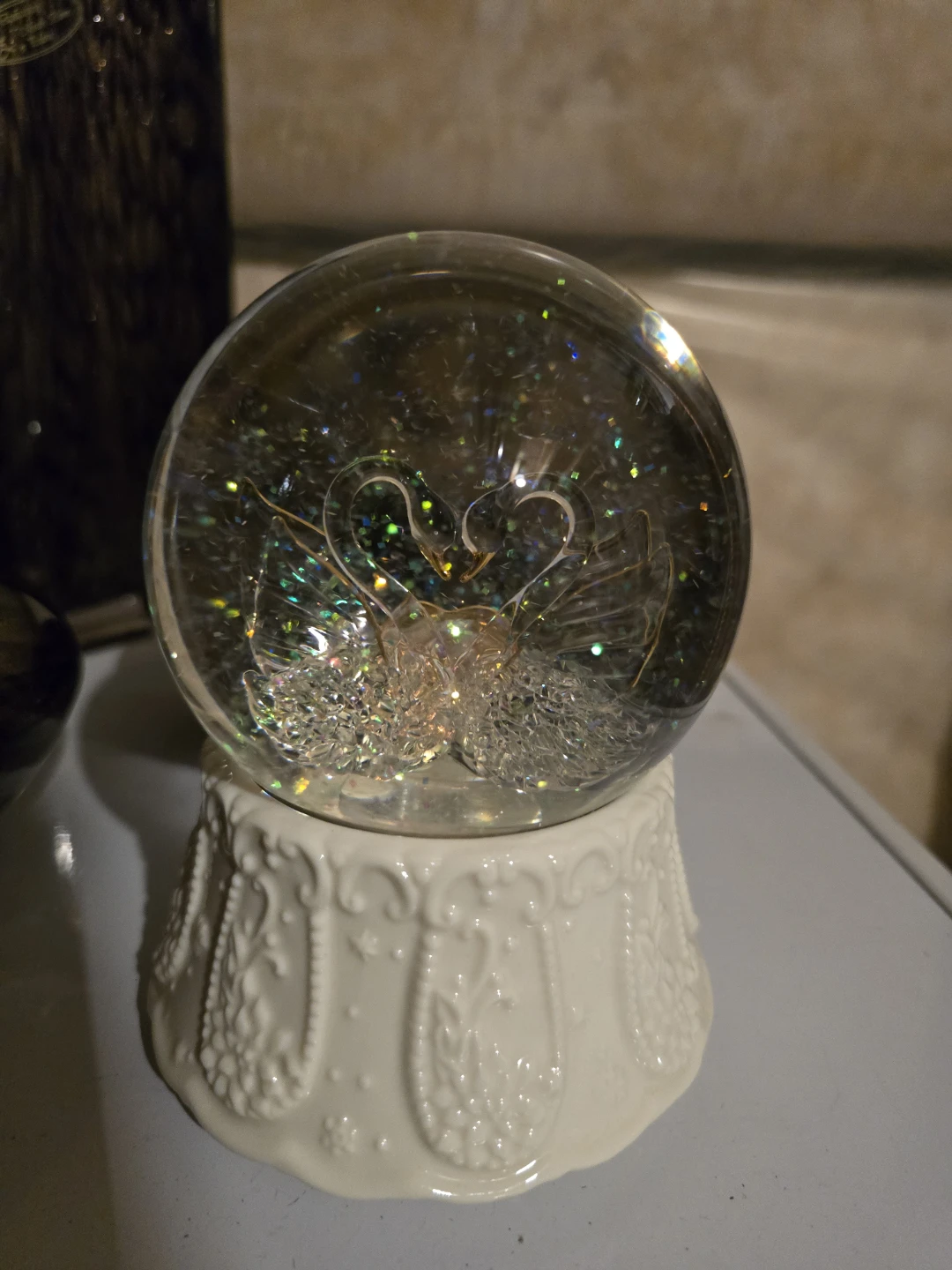 Glass Swan Glitter Snow Globe