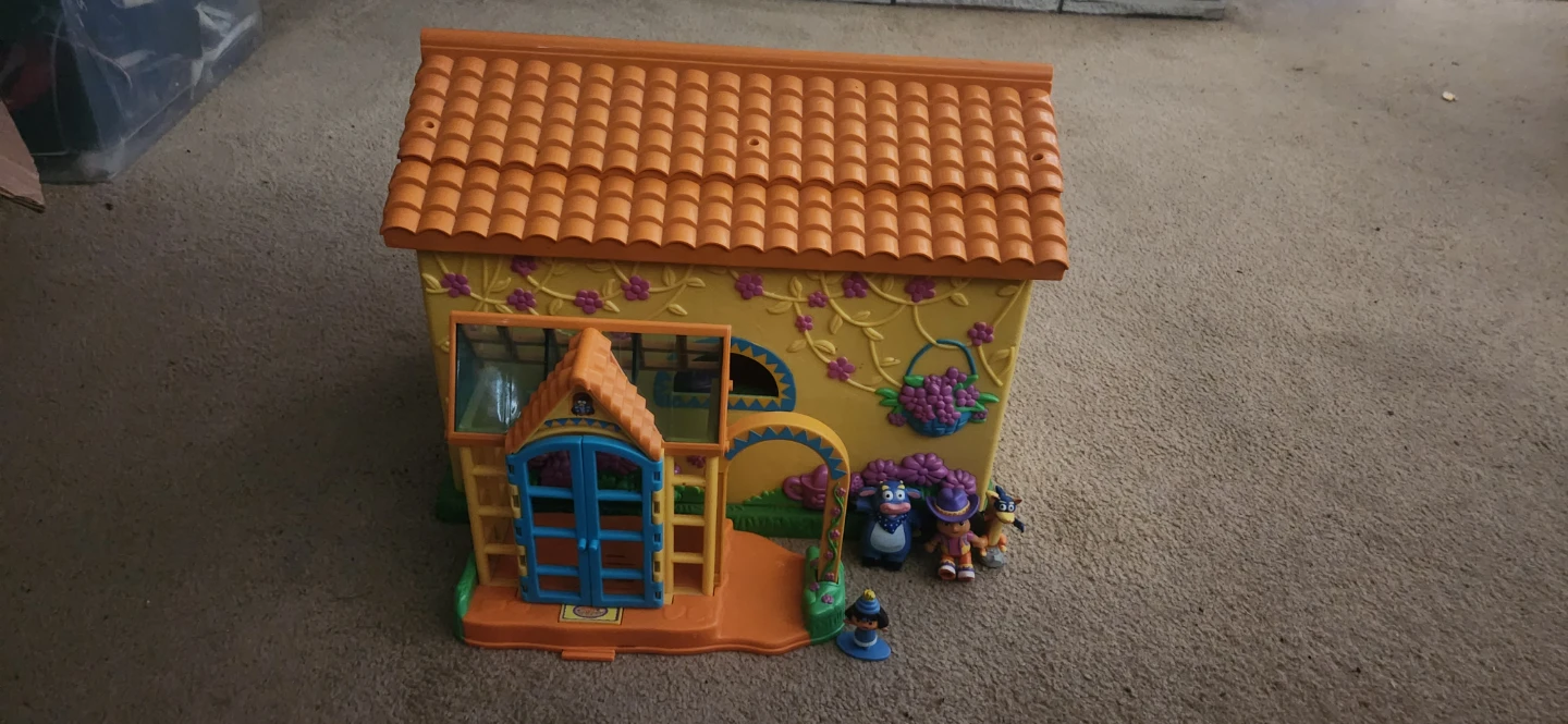 Dora The Explorer Playhouse with Figures