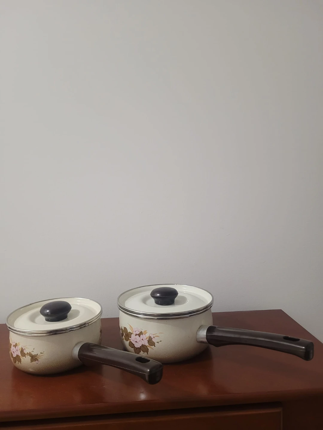 Vintage Enamelware Pot and Pan Set - photo 3