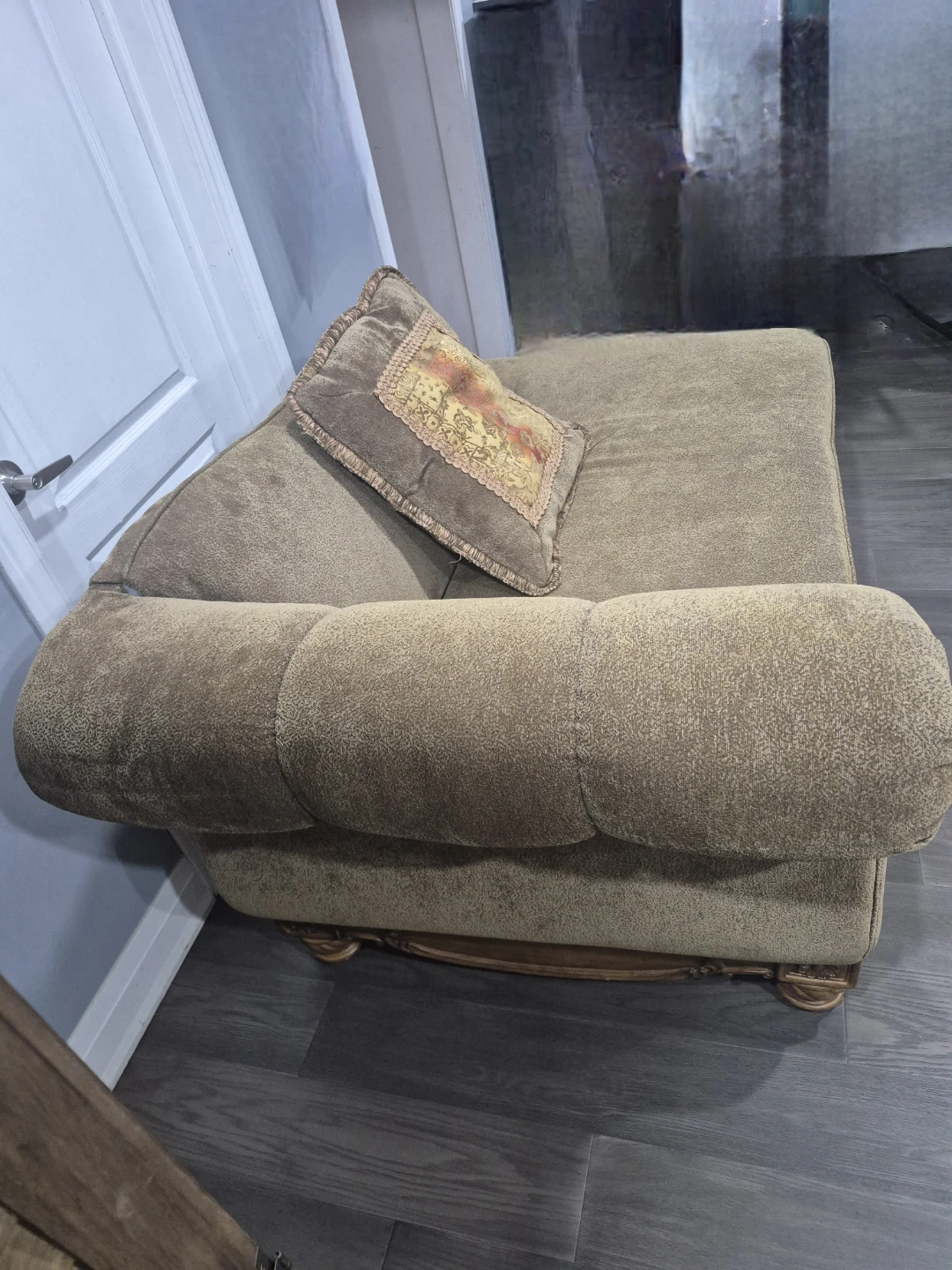 Brown upholstered chaise lounge with decorative wood trim - photo 3