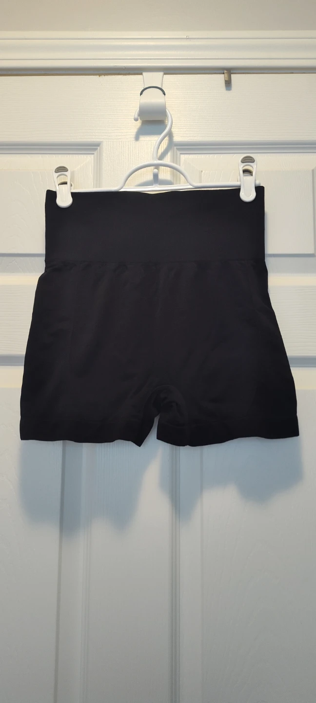 Black seamless high-waisted shorts