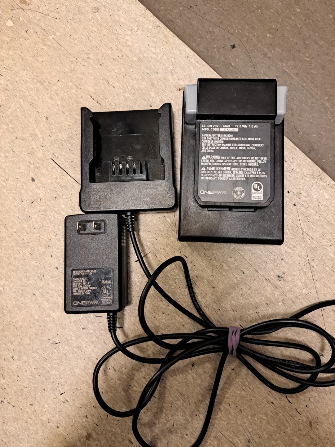 HOOVER ONE+PWR 18V 4.0 Ah Battery, Charger & Adapter - photo 2