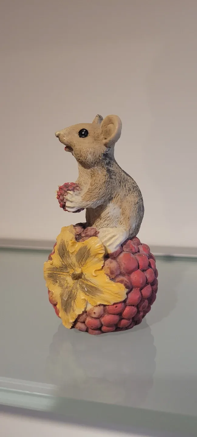 Mouse figurine on raspberry - photo 3