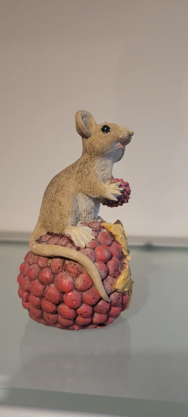 Mouse figurine on raspberry - photo 4
