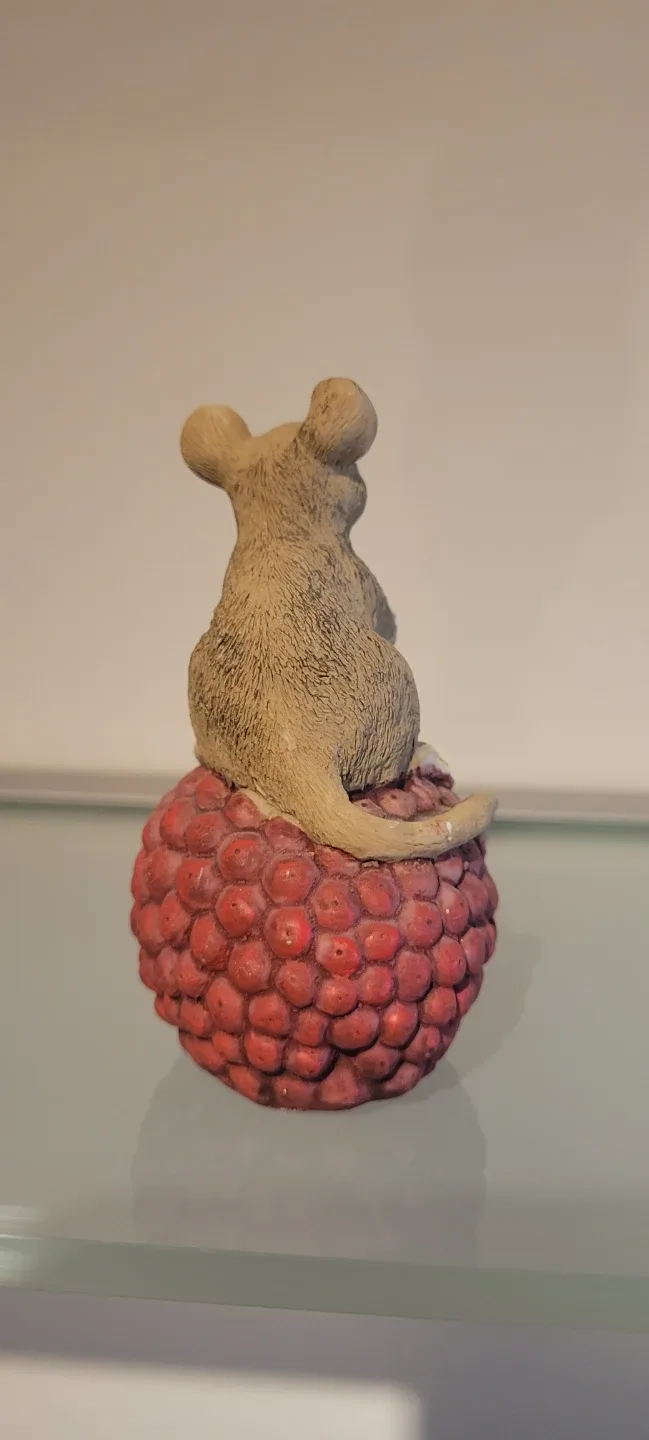 Mouse figurine on raspberry - photo 5