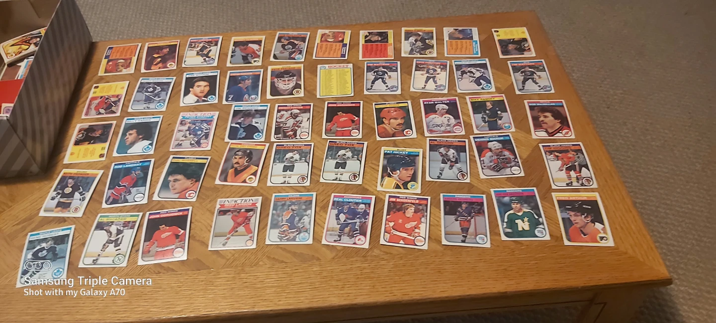 Collection of assorted vintage hockey cards