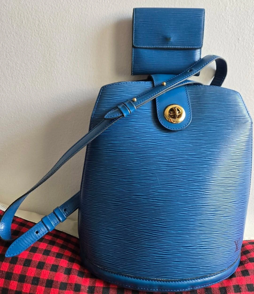 Blue Louis Vuitton Epi Leather Bucket Bag with Wallet - photo 4