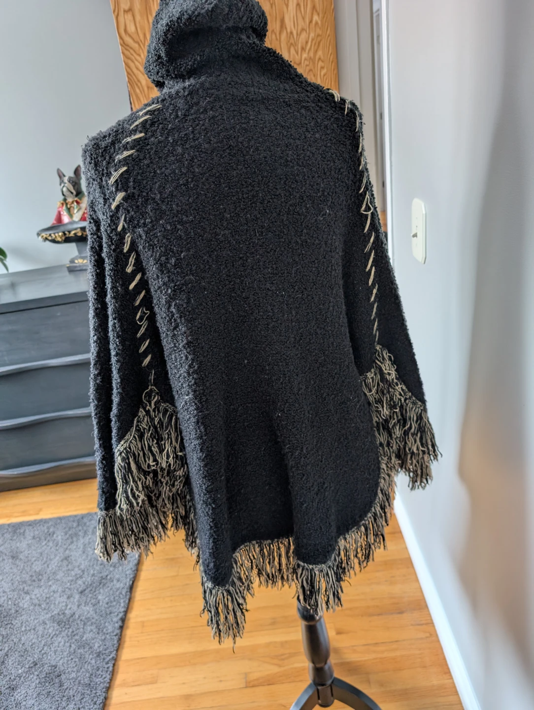 Black hooded poncho with fringe and pockets - photo 2
