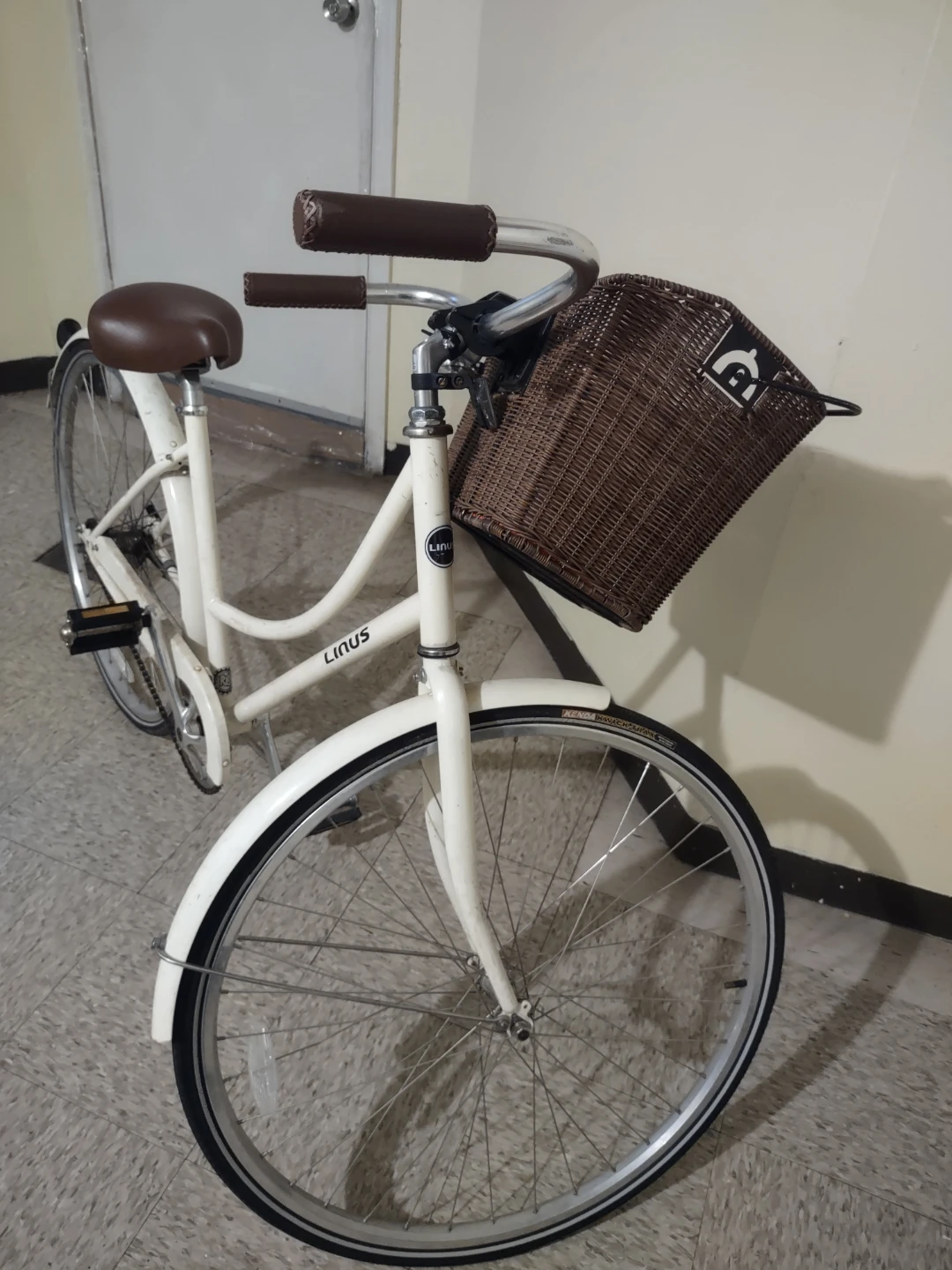 Linus Dutchi 1Bike - White with Brown Saddle and Basket - photo 5