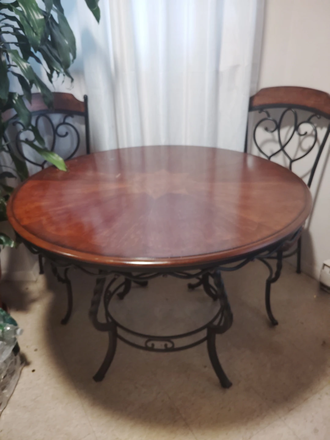 Round Dining Table with 4 Chairs ( Located near the Bronx zoo)