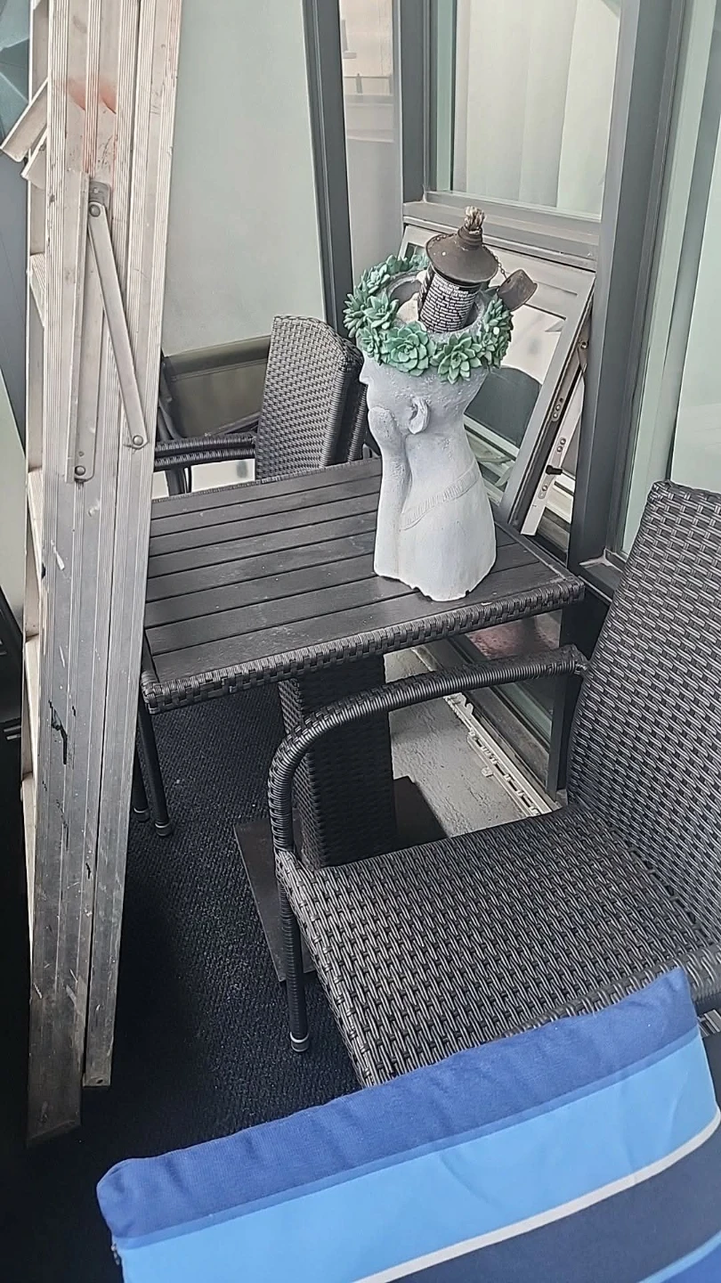 2 chairs and table - photo 2