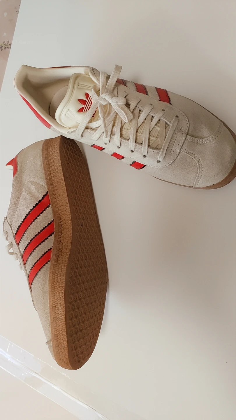 Adidas Manchester United Gazelle Sneakers. US 9