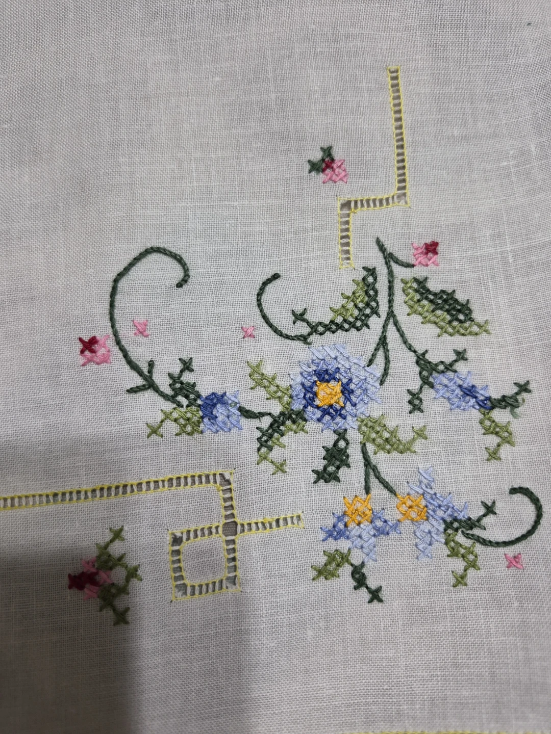 Beautiful Vintage Hand Embroidered White 33" x 33"  Table Decor - photo 2