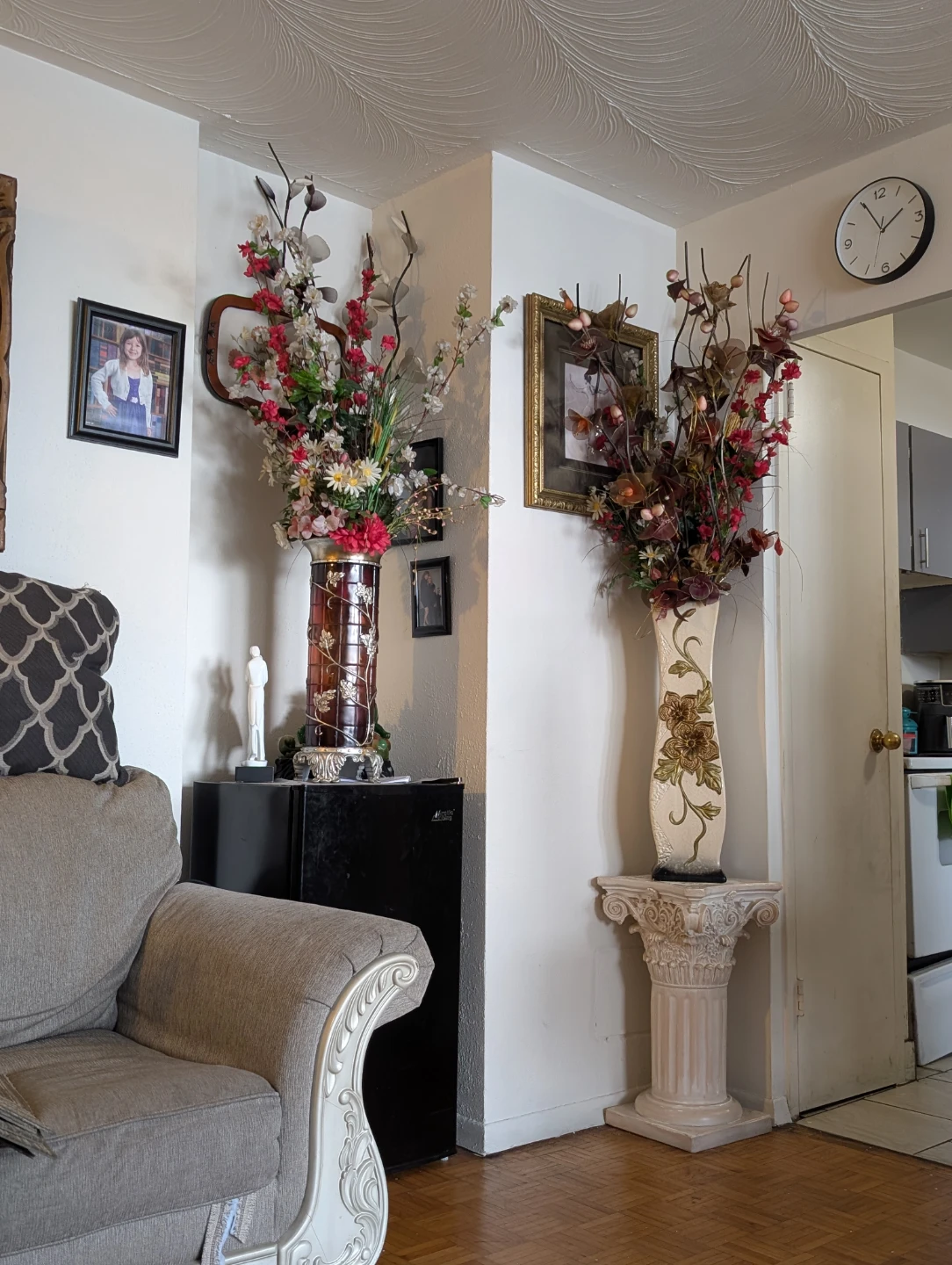 Decorative artificial flower arrangements in vases - photo 2