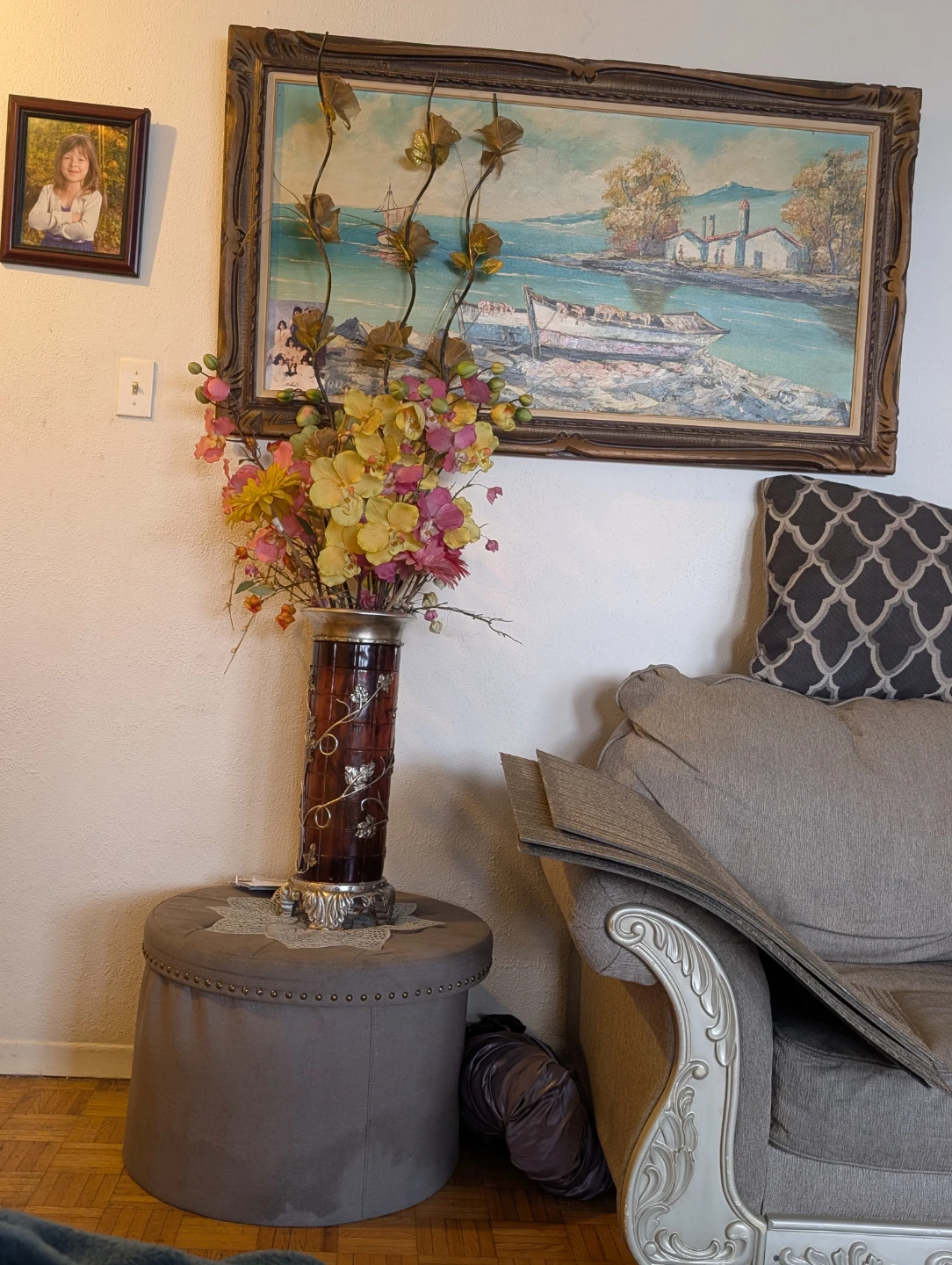 Decorative artificial flower arrangements in vases - photo 3