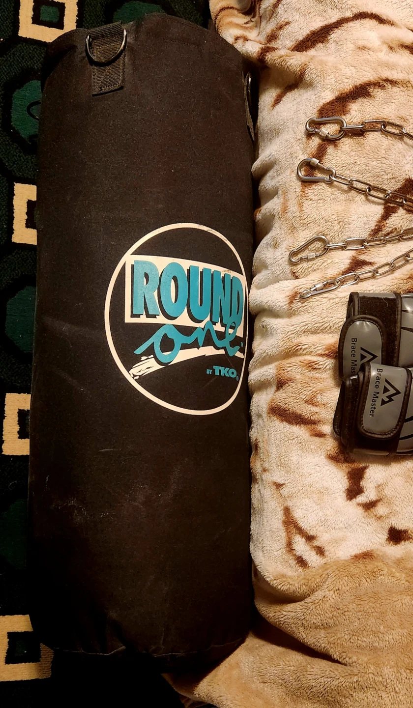 Everlast Boxing Gloves and Round One Punching Bag Set
