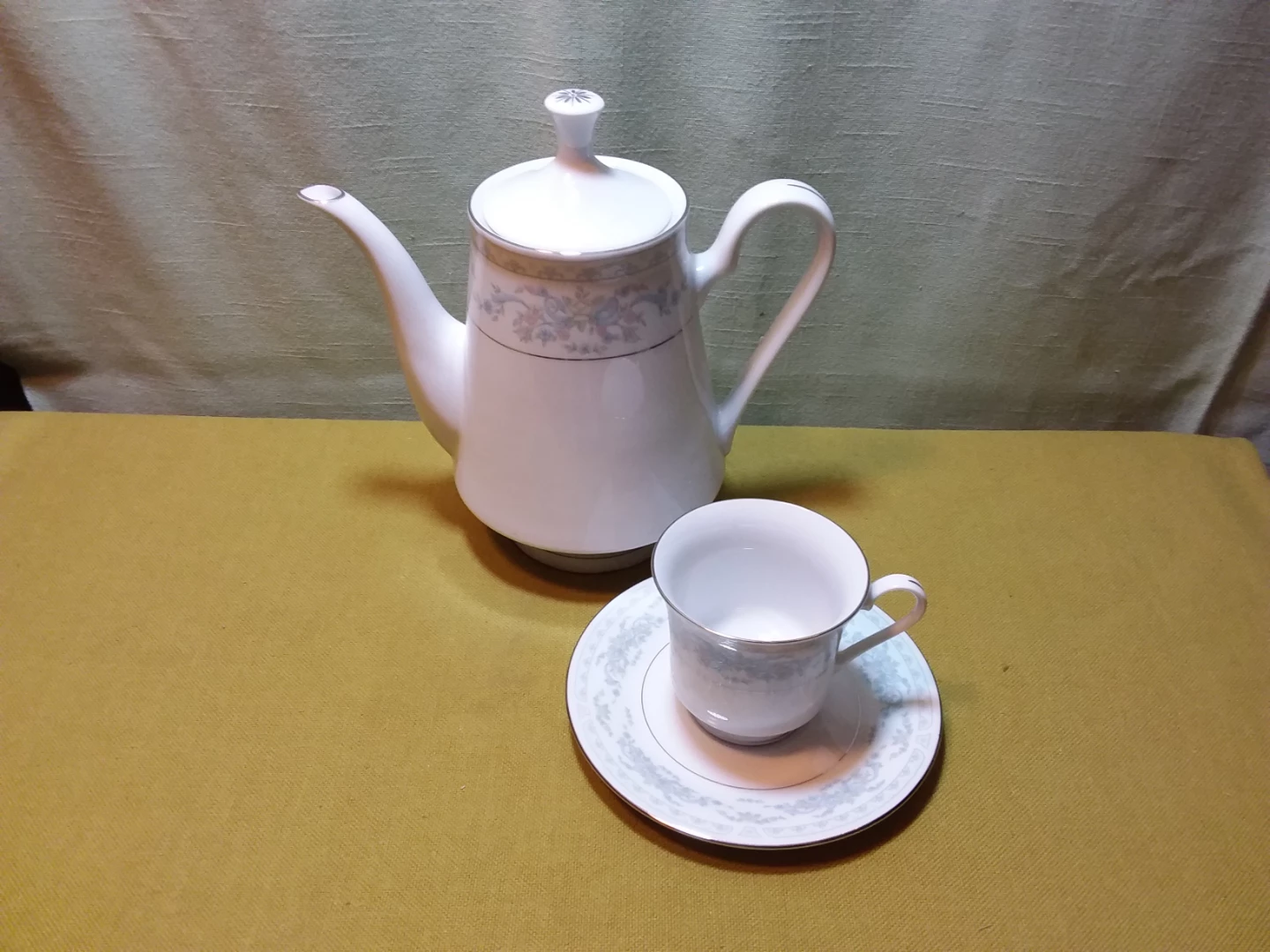 ☕ 🆕 Tea Pot & Matching (6) Cup & Saucer Set 🆕 - photo 2